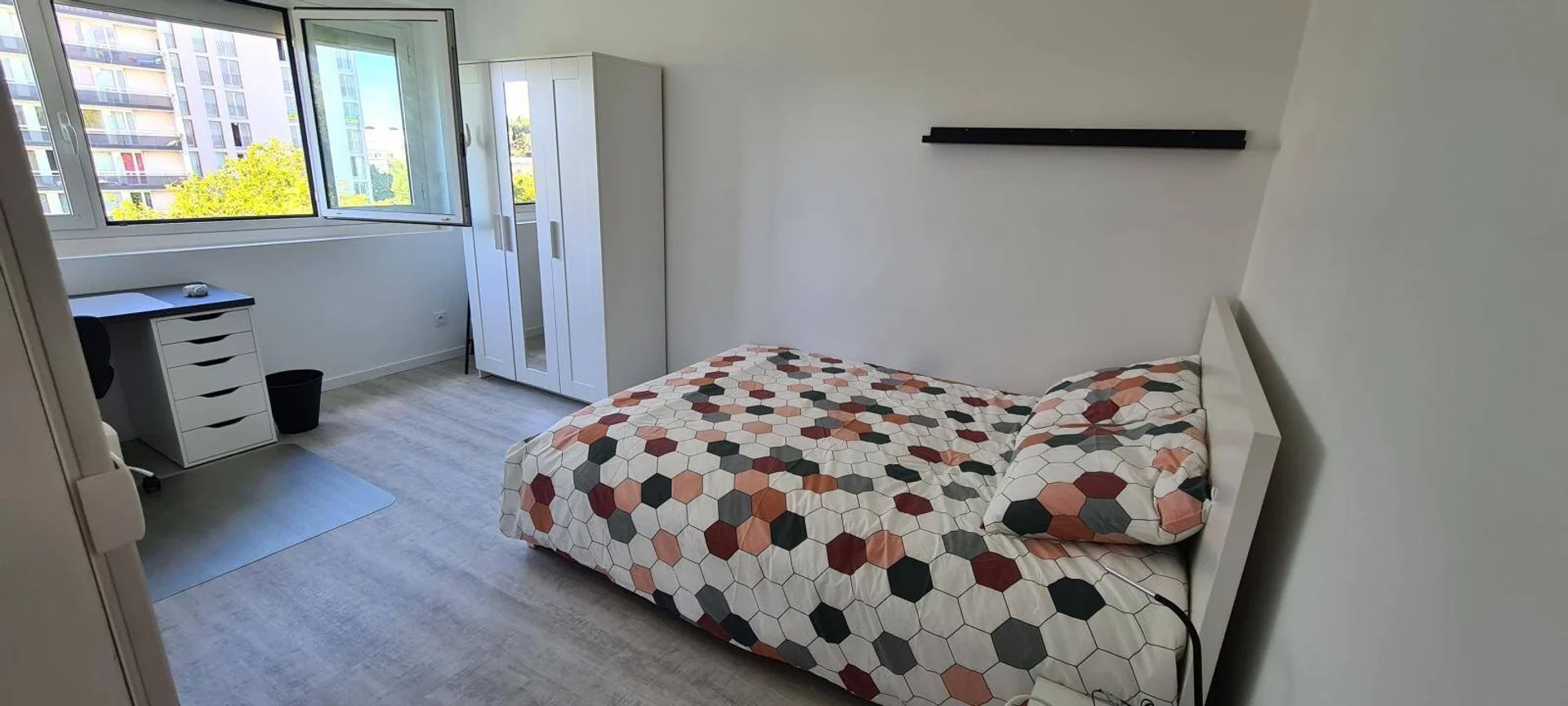 Bright and airy student room with easy university access in 