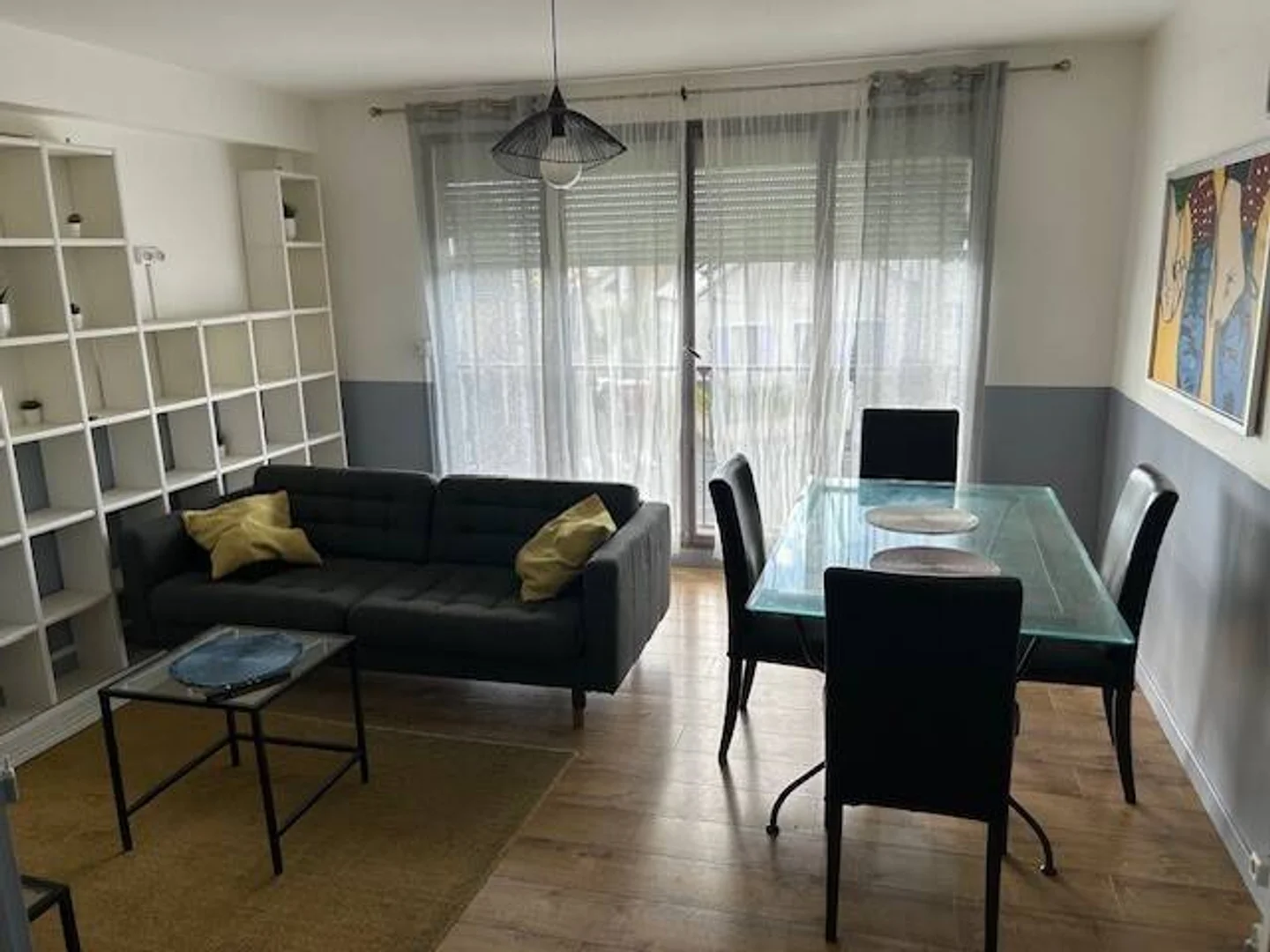 Chambre d'étudiant à  avec espace d'étude et installations communes