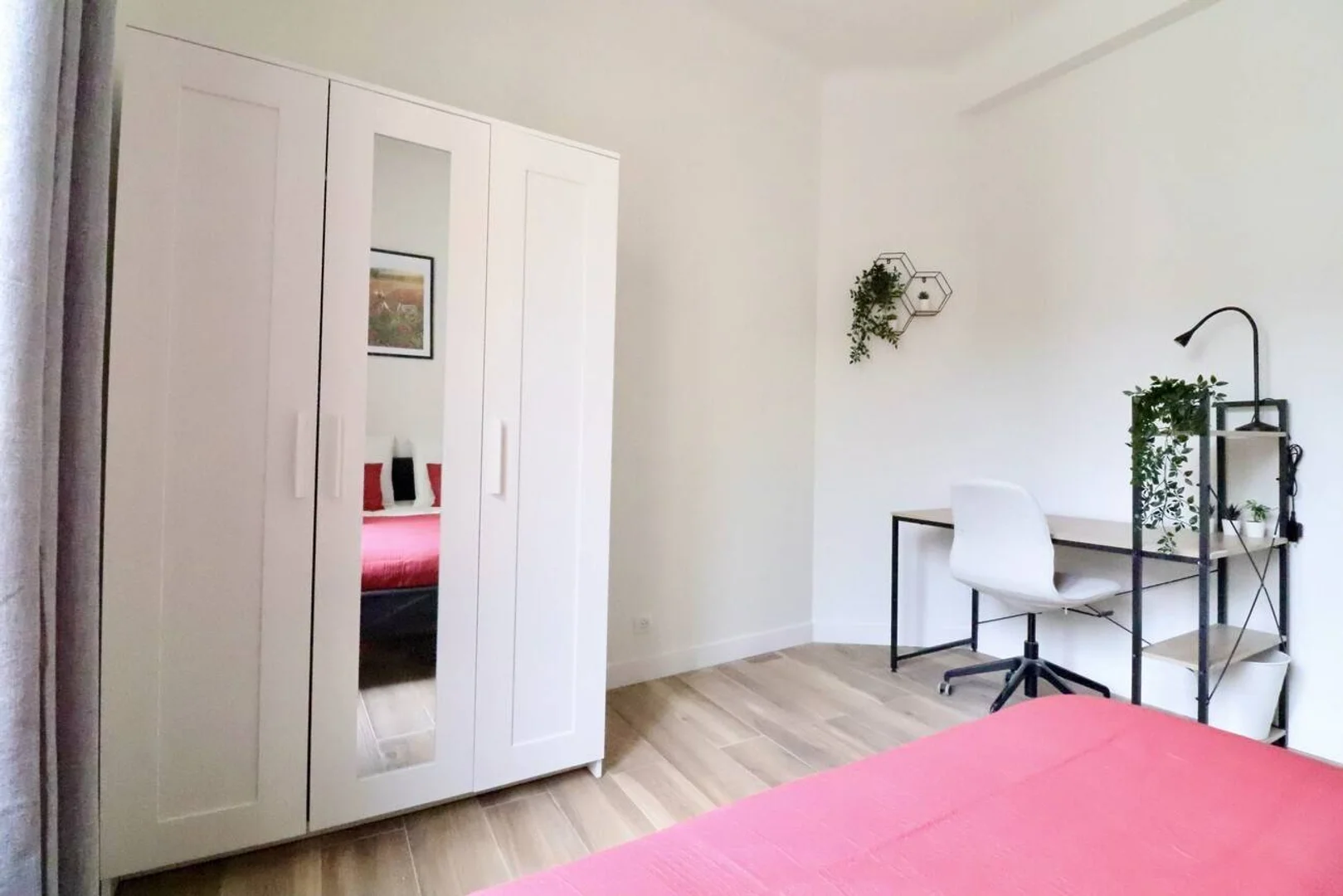 Functional student room perfect for studying in 