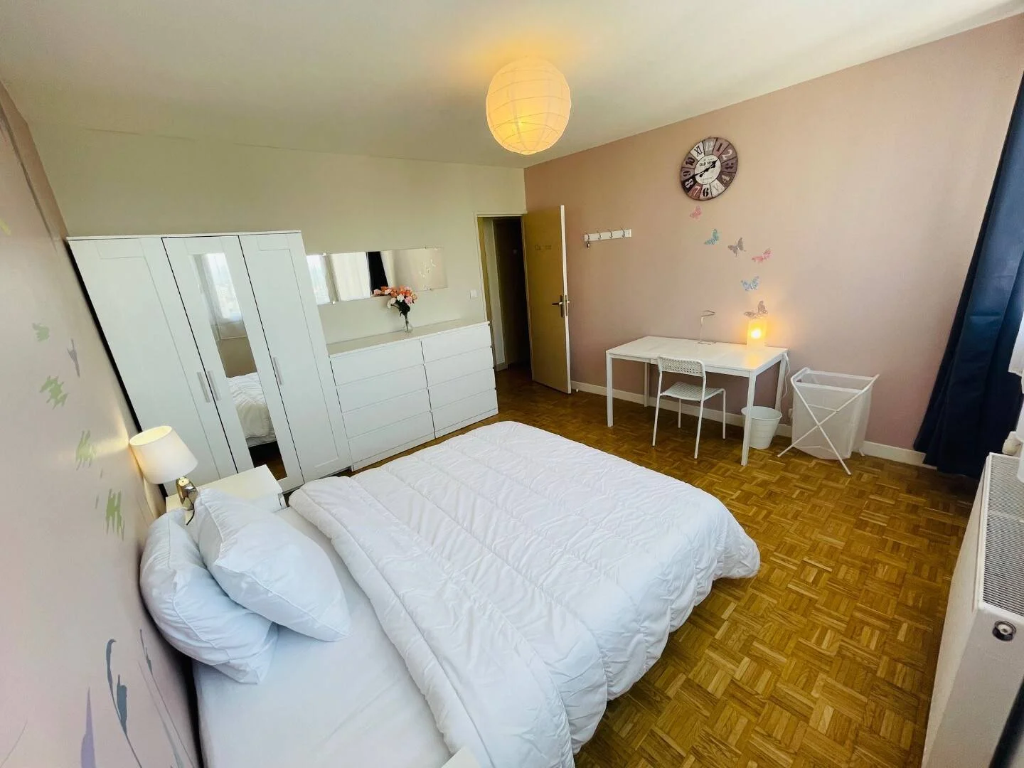 Chambre abordable pour les étudiants avec un bon éclairage dans 