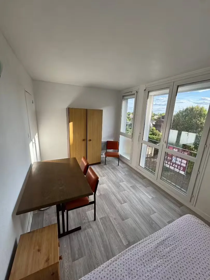 Funktionelles Studentenzimmer perfekt zum Studieren in 