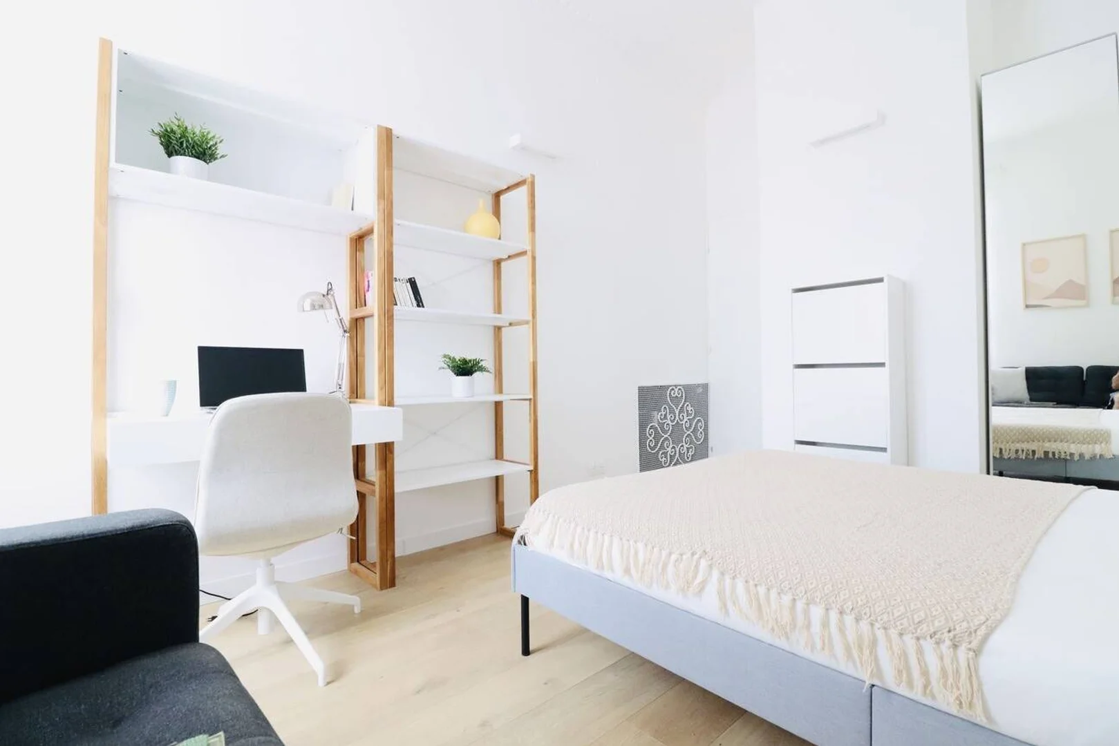 Studentenzimmer in  mit Arbeitsbereich und Gemeinschaftseinrichtungen