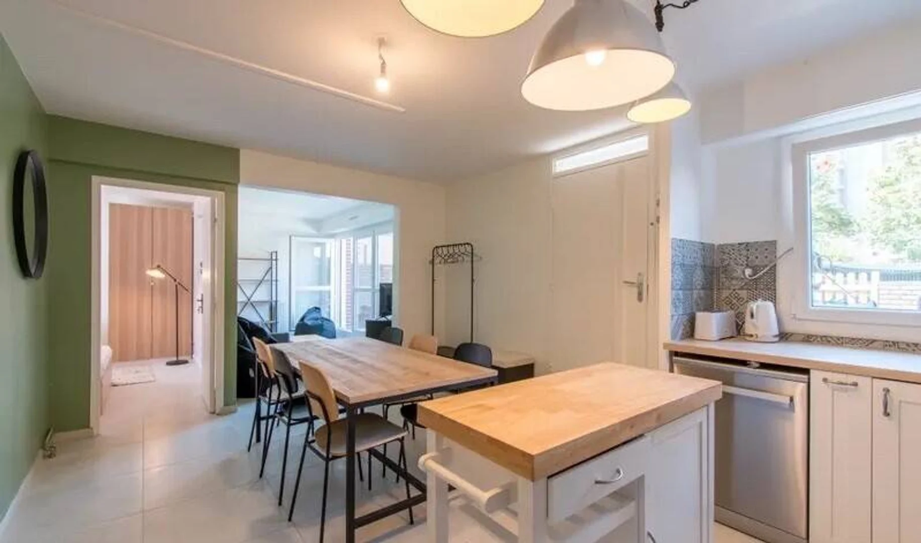 Quarto acessível para estudantes com iluminação ampla em 