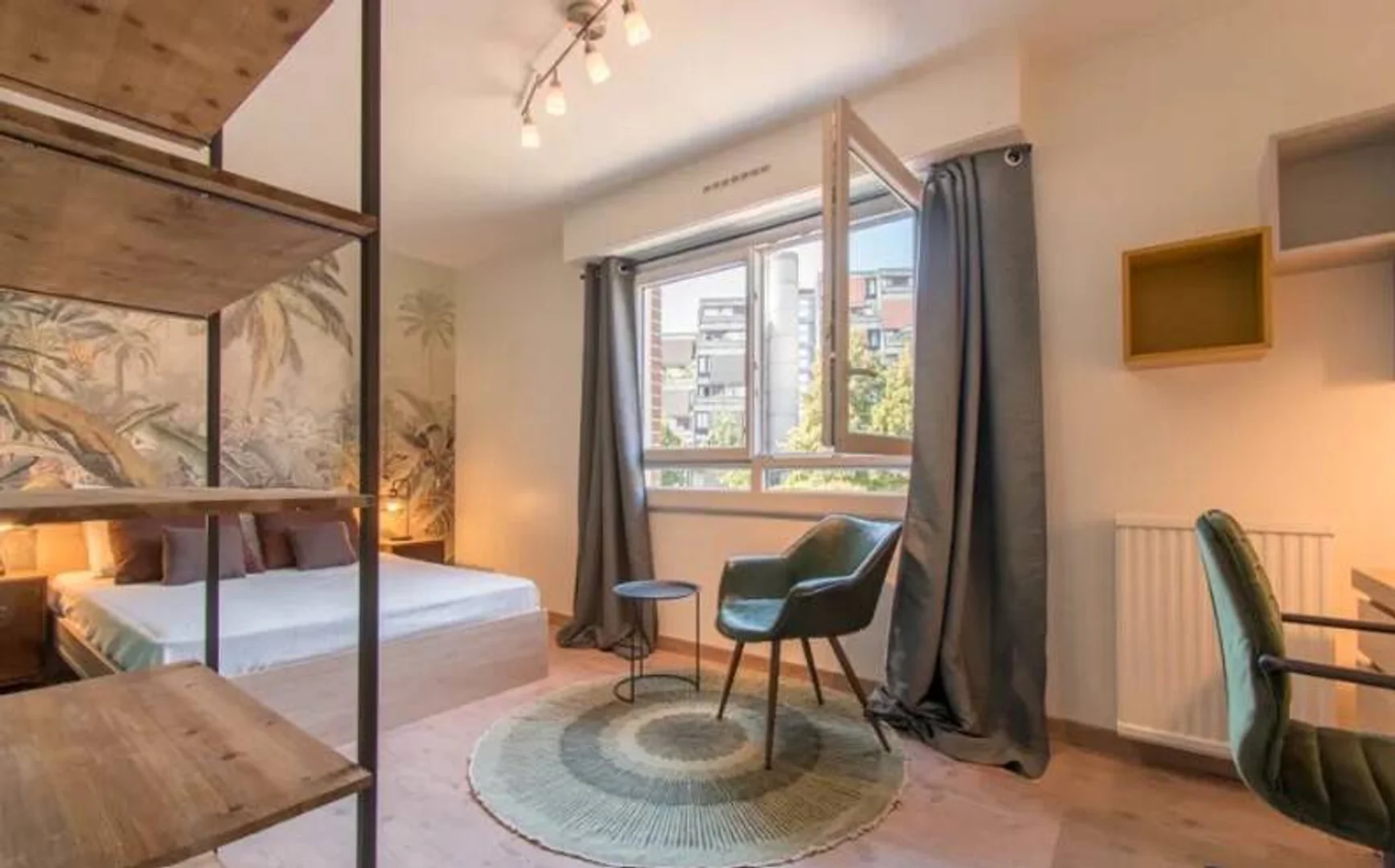Quarto para alugar em apartamento de estudantes em , totalmente mobilado