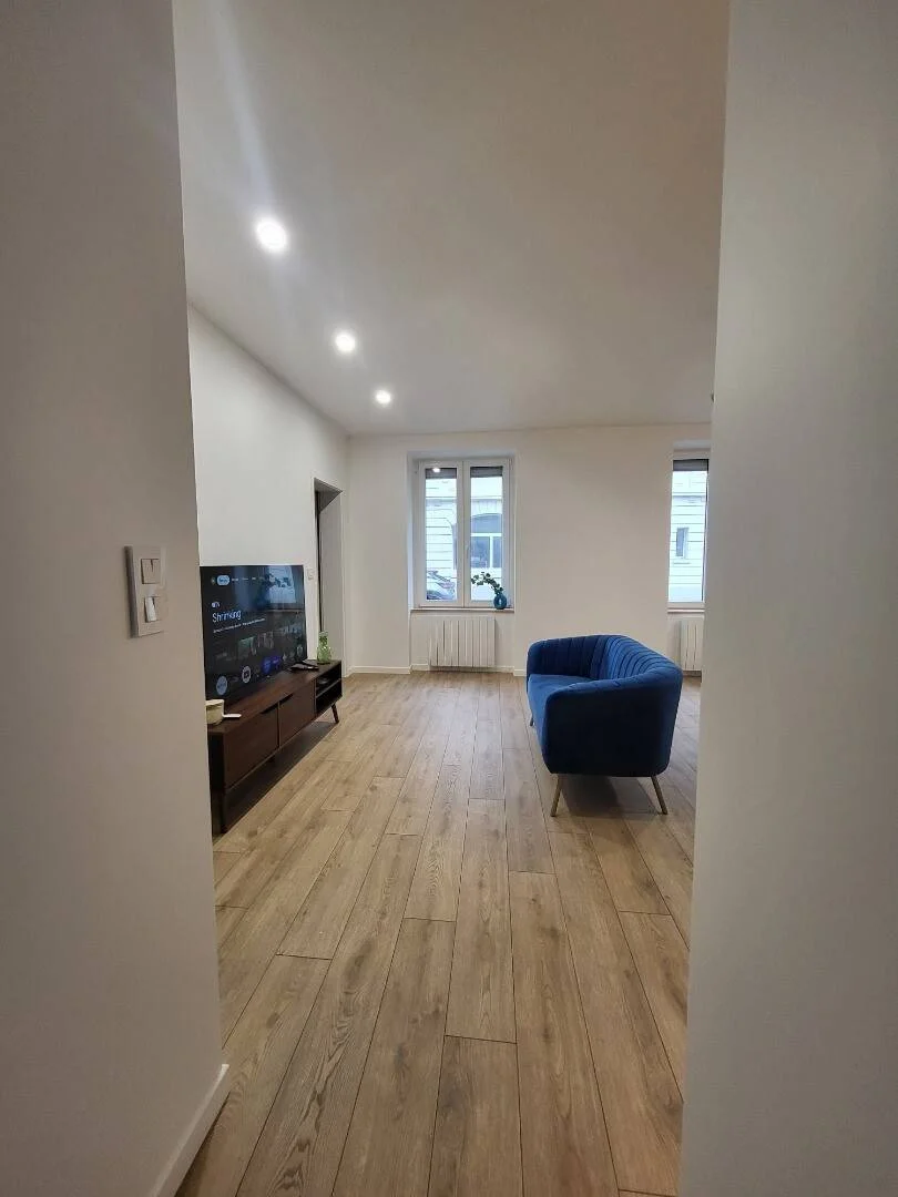 Quarto acessível para estudantes com iluminação ampla em 