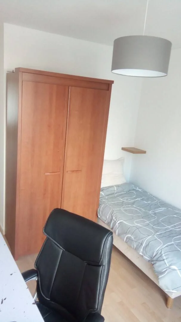 'de öğrenci dairesinde, tamamen mobilyalı kiralık oda