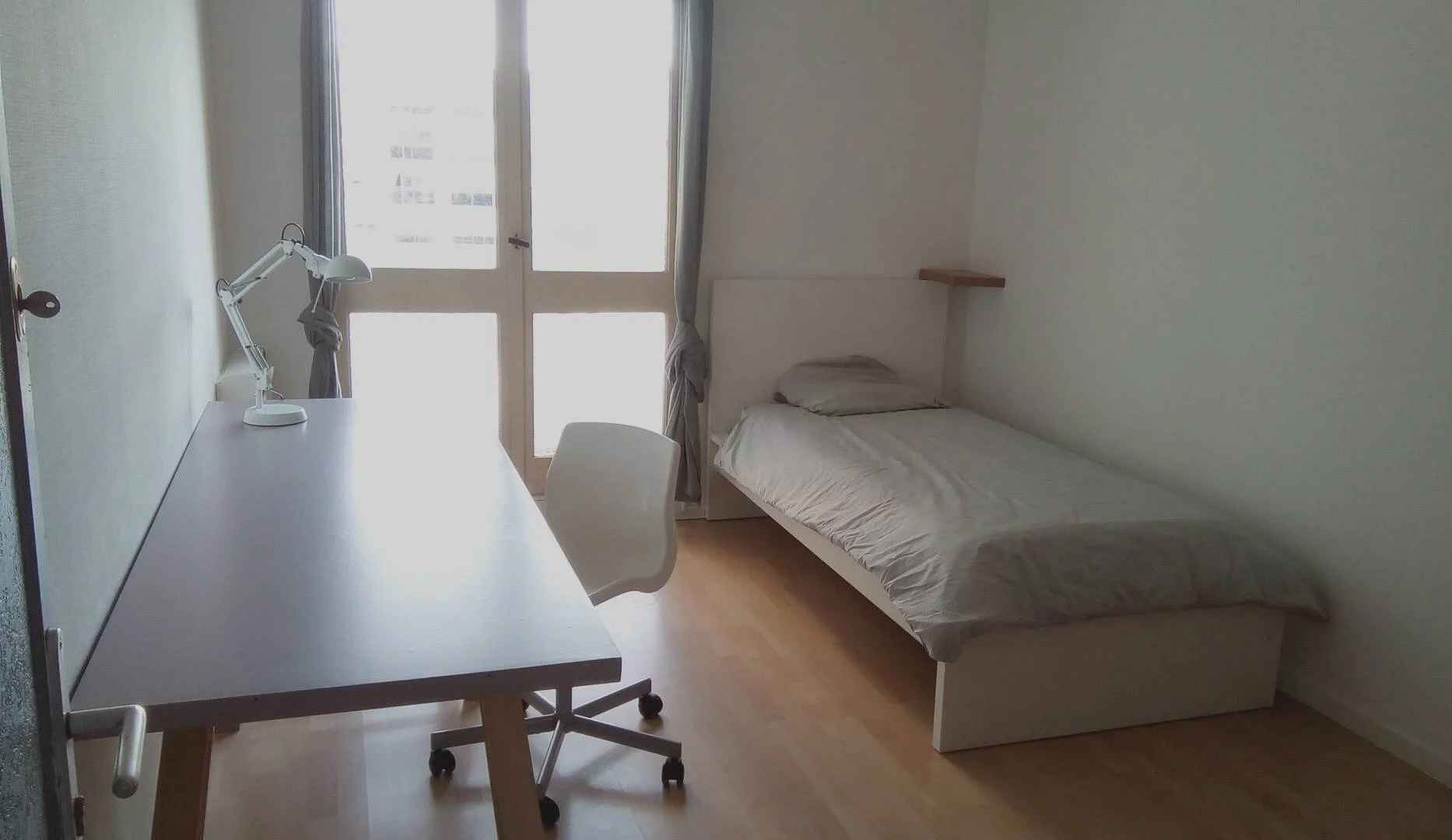 'de modern olanaklara sahip öğrenci dostu oda