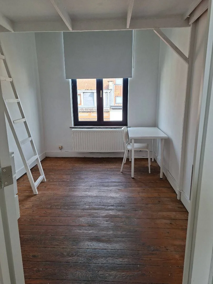 Habitación estudiantil luminosa y aireada con fácil acceso a la universidad en 