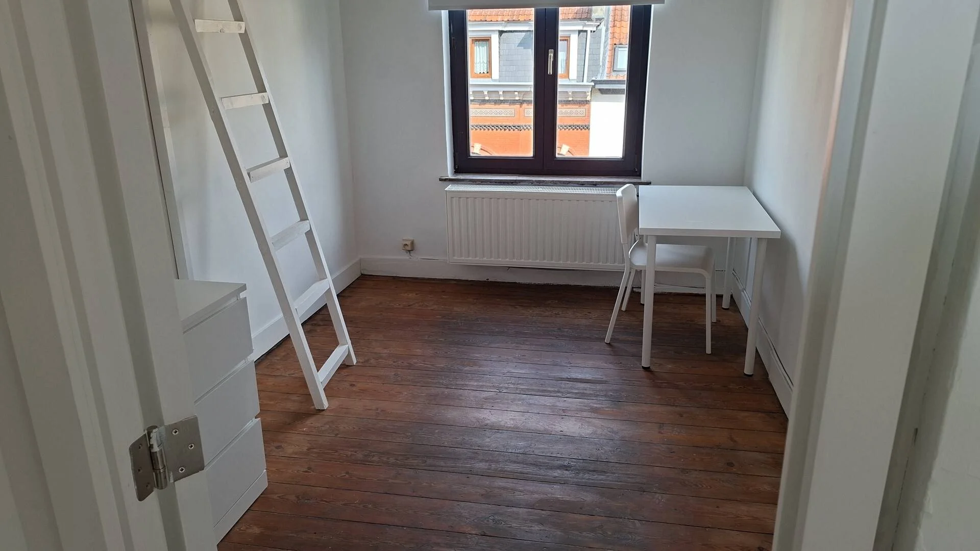 Habitación estudiantil funcional perfecta para estudiar en 