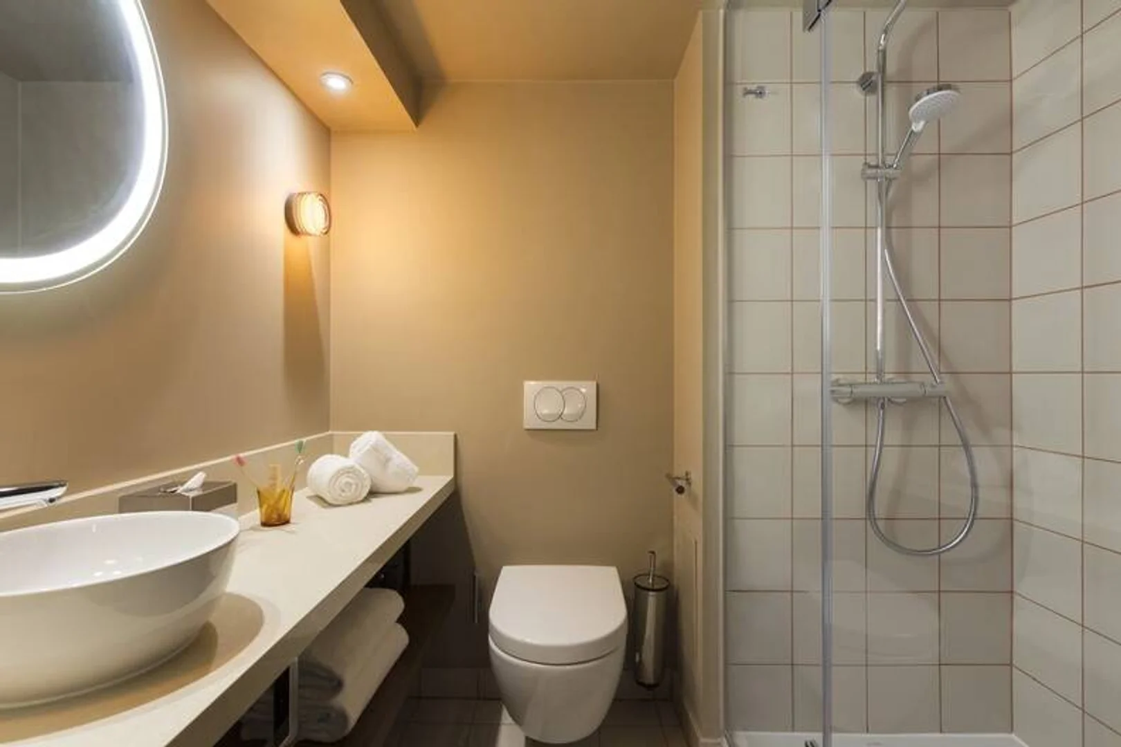 Chambre abordable pour les étudiants avec un bon éclairage dans 