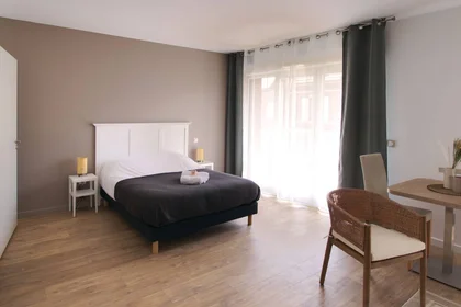 Privatzimmer im Wohnheim in der Châteaufort, 78117, bild 1 von 7
