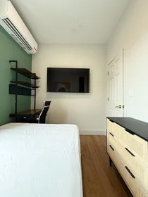 Entire place in residence at 980 Kent Avenue, 2B, Bedford-Stuyvesant, Brooklyn, NY, 11205, image 3 of 7