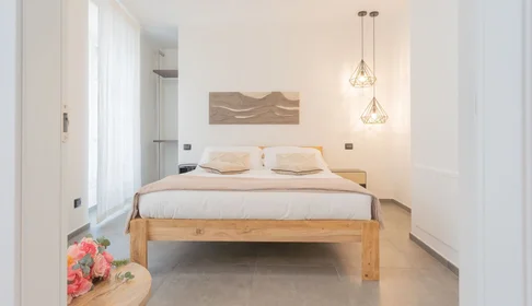 Quarto iluminado em {area}