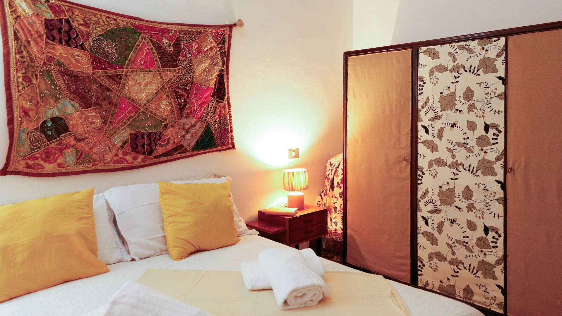 Chambre d'étudiant à  avec espace d'étude et installations communes