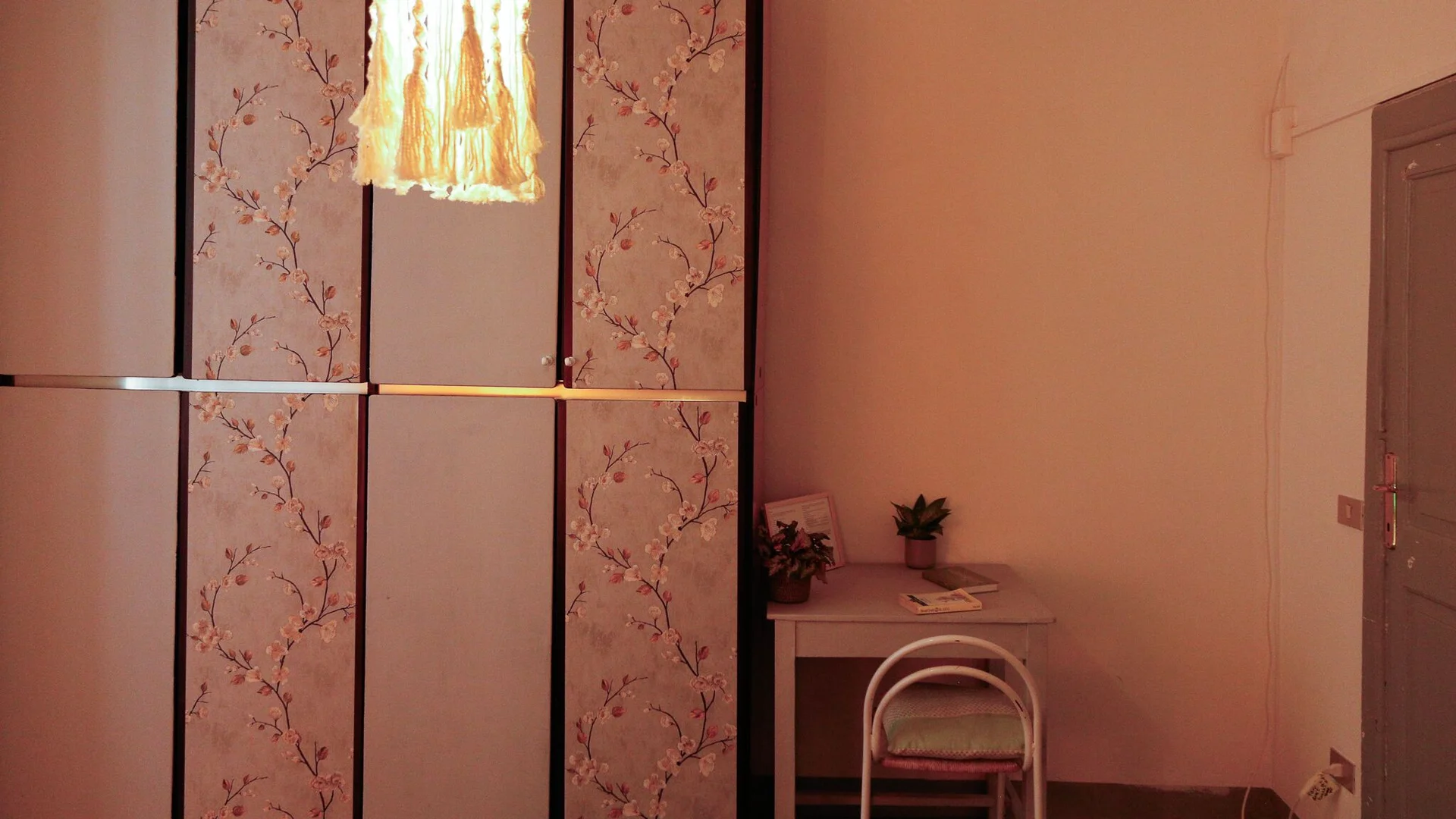 Chambre d'étudiant à  avec espace d'étude et installations communes