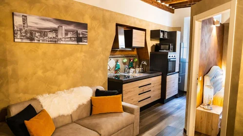 Quarto privado em Via S. Nicolao, imagem 1 de 18