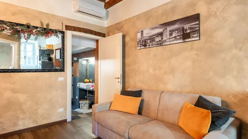 Quarto privado em Via S. Nicolao, imagem 2 de 18