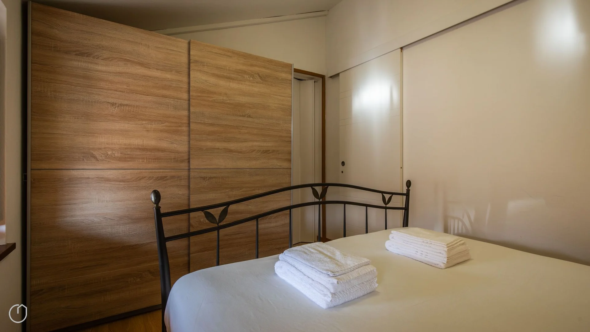 Quarto acessível para estudantes com iluminação ampla em 