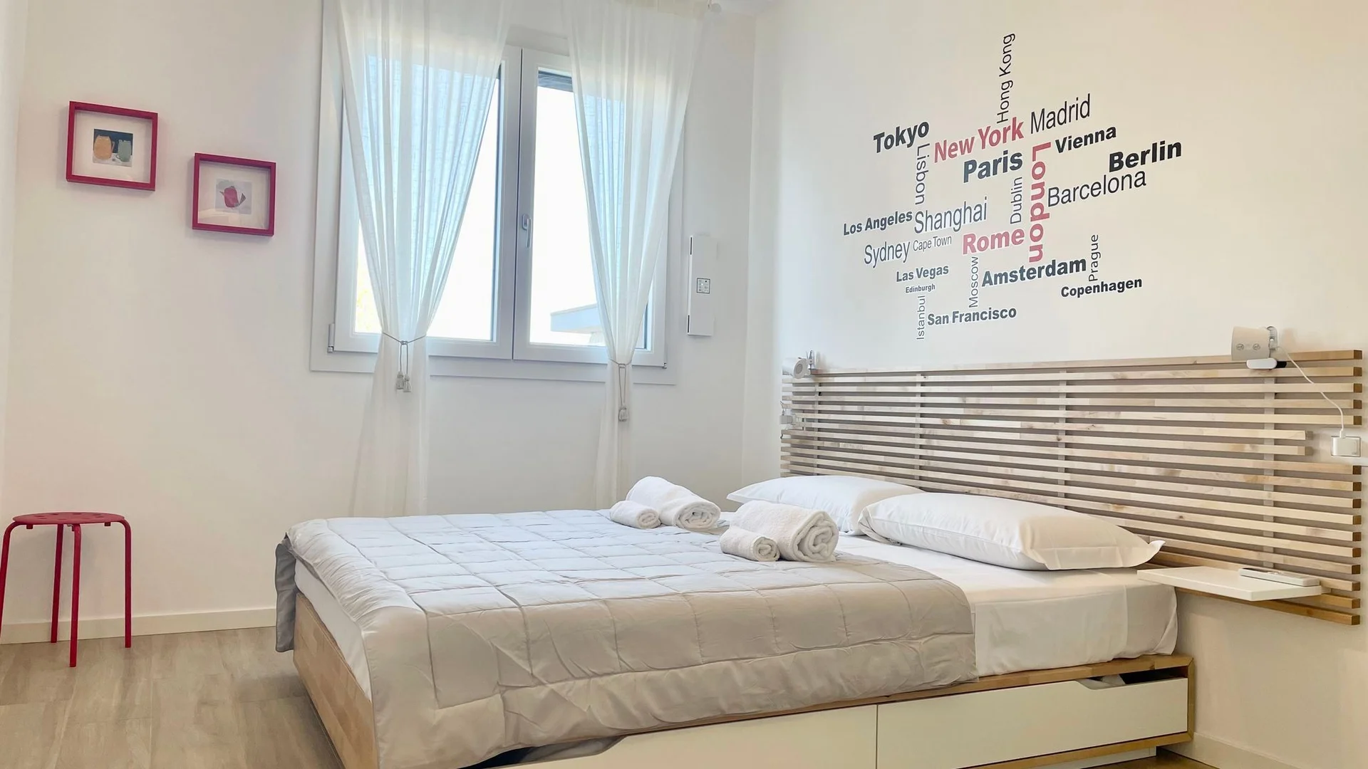Studentenzimmer in  mit Arbeitsbereich und Gemeinschaftseinrichtungen