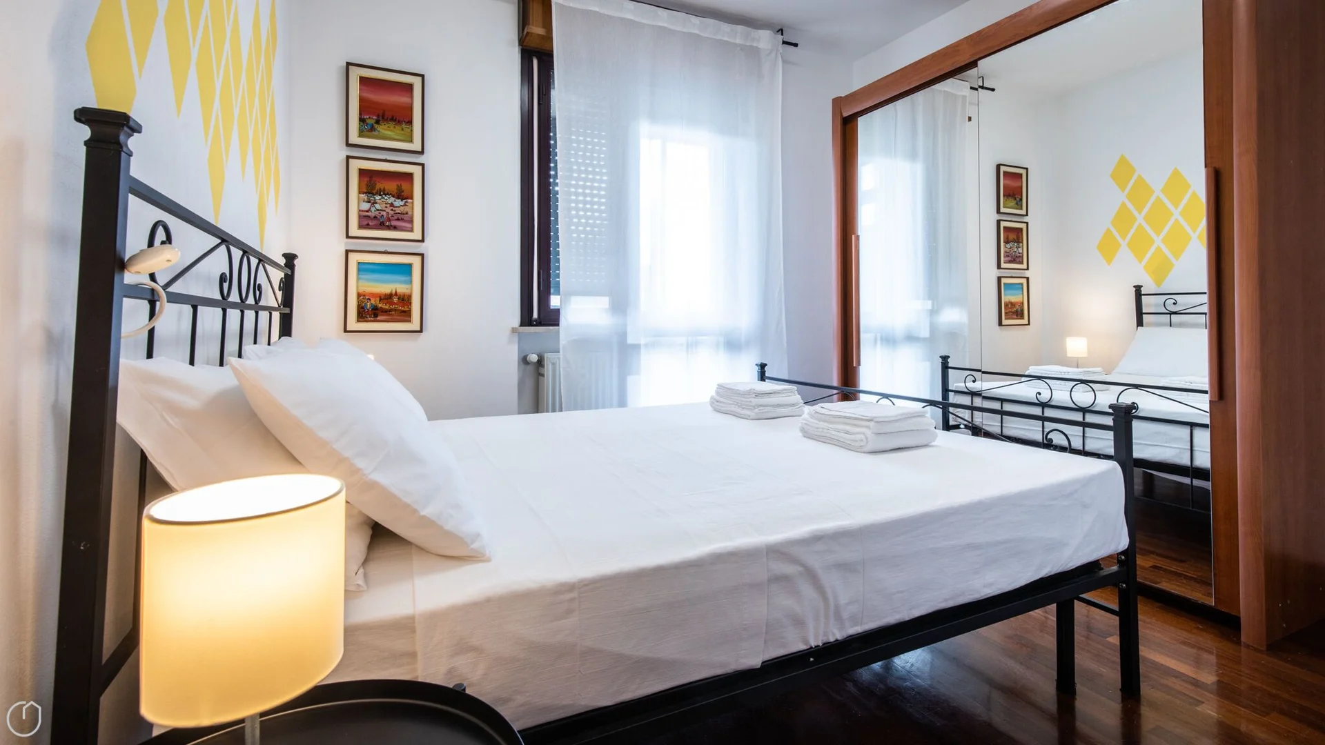 Habitación estudiantil luminosa y aireada con fácil acceso a la universidad en 