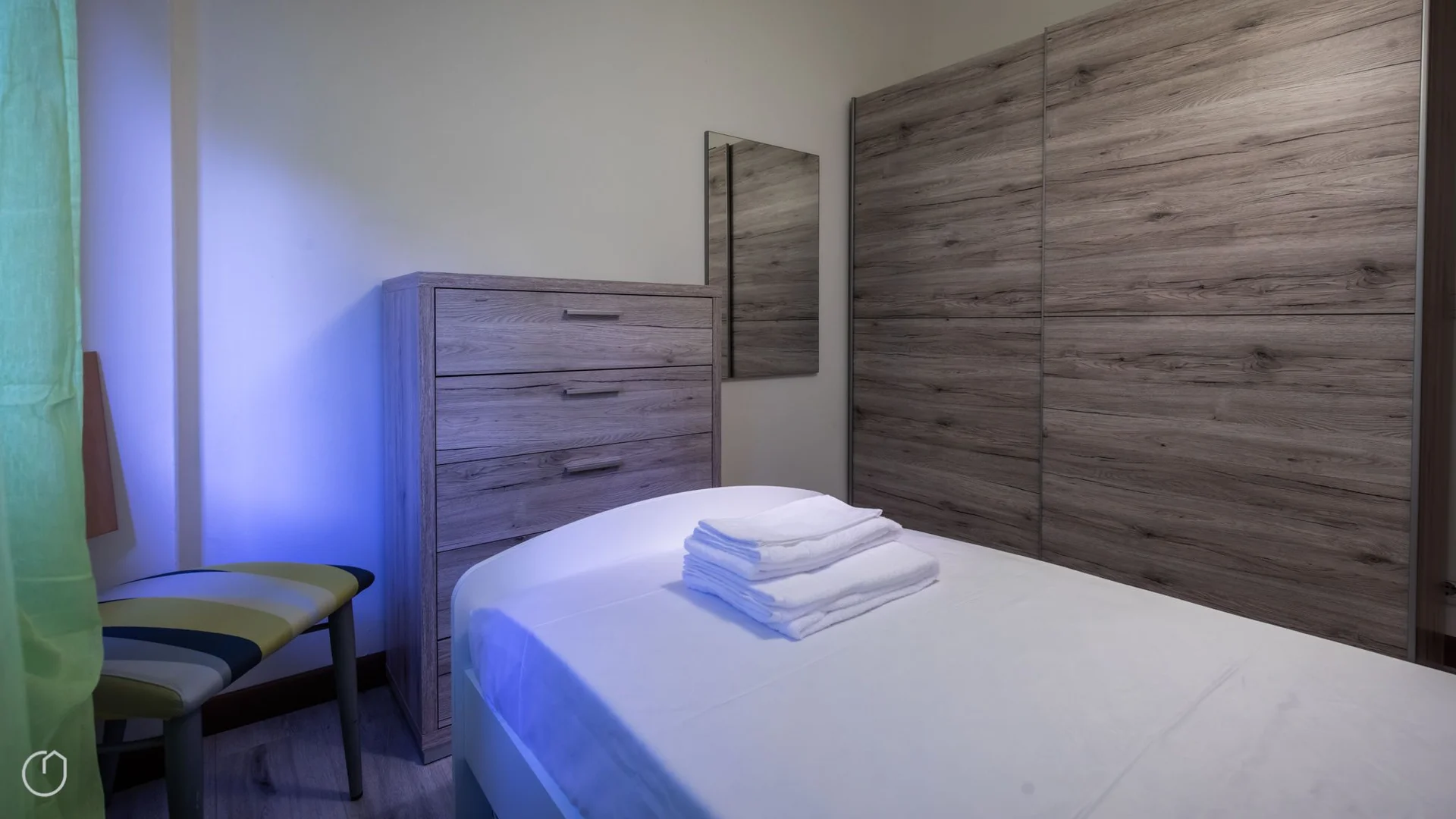 Quarto para alugar em apartamento de estudantes em , totalmente mobilado