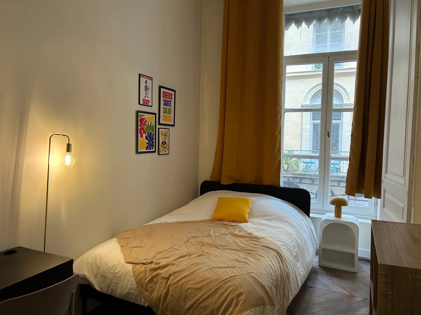 Bright and airy student room with easy university access in 