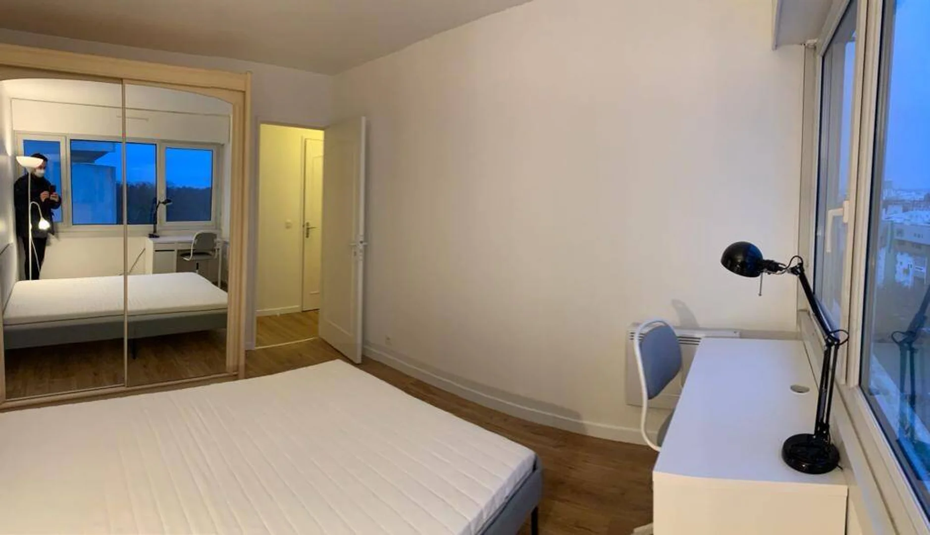 Chambre d'étudiant à  avec espace d'étude et installations communes