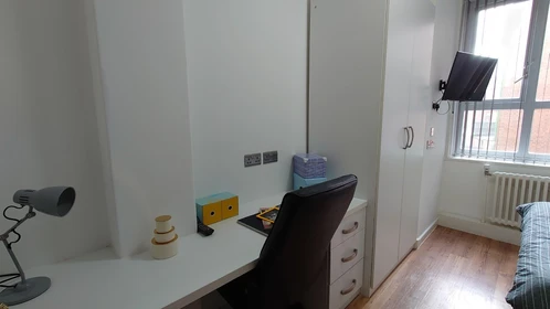 Cheap private room in Leicester