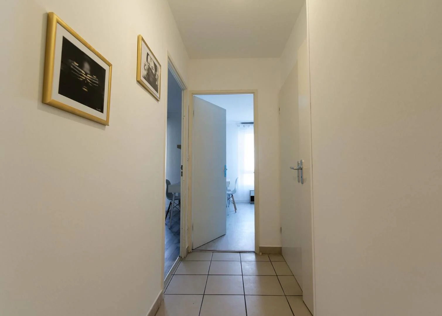 Chambre d'étudiant lumineuse et aérée avec accès facile à l'université dans 