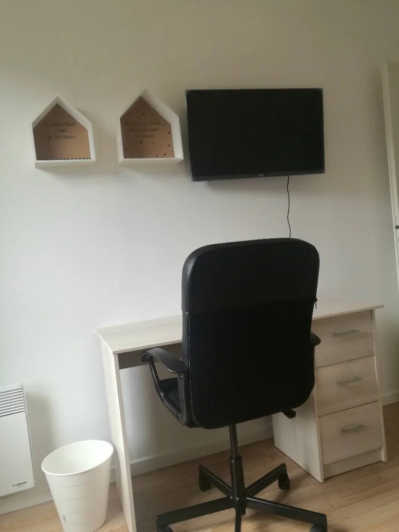 Quarto acessível para estudantes com iluminação ampla em 