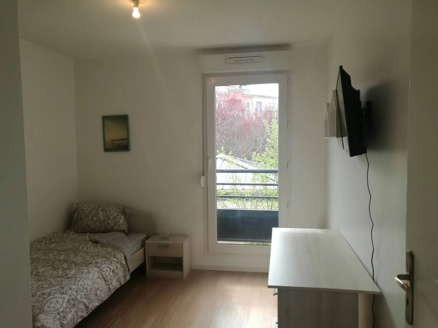 Quarto de estudante luminoso e arejado com acesso fácil à universidade em 