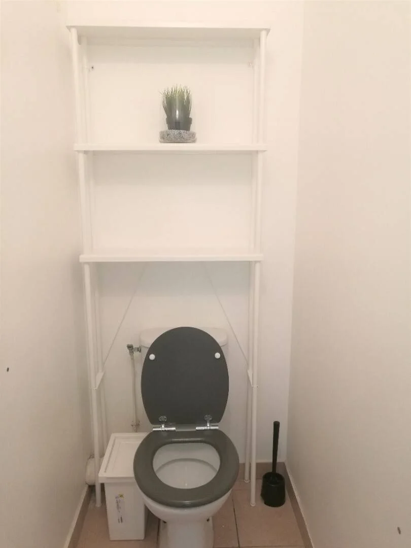 Quarto acessível para estudantes com iluminação ampla em 
