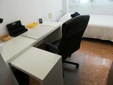 Quarto privado em Carrer del Riu Jalón, 1, 46022 València, Valencia, Spagna, imagem 1 de 22
