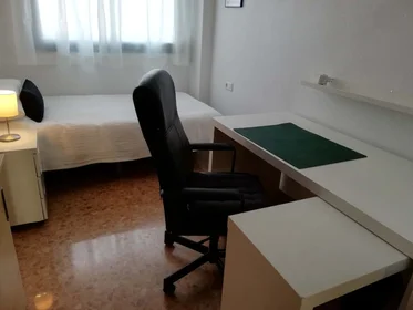 Quarto para alugar num apartamento partilhado em {area}