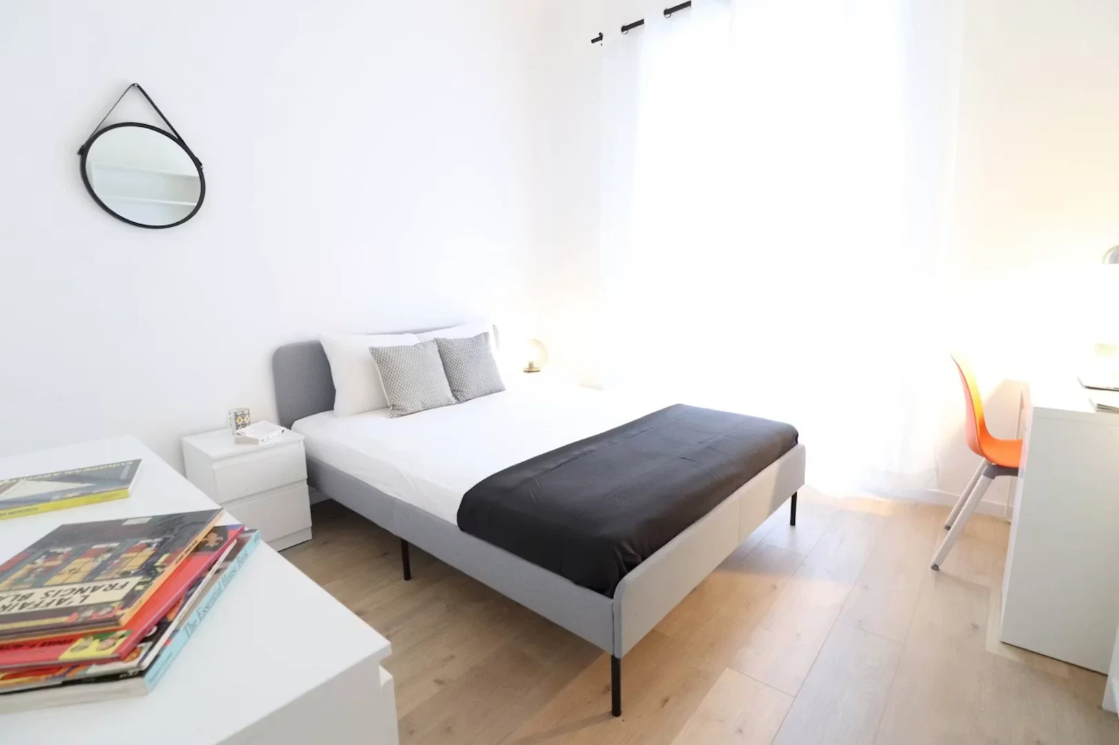 Bezahlbares Zimmer für Studenten mit ausreichender Beleuchtung in