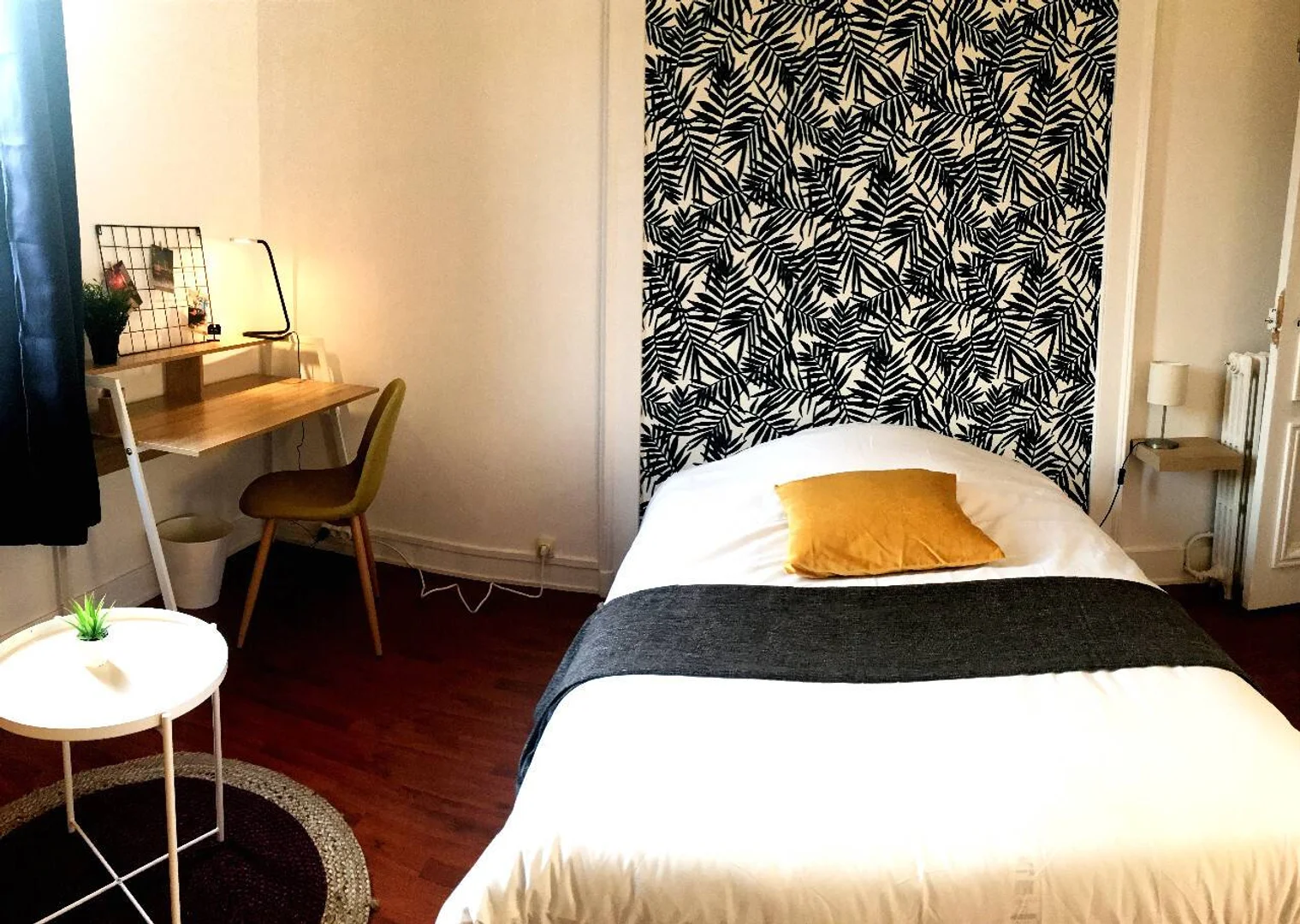 Student-friendly room in  with modern amenities