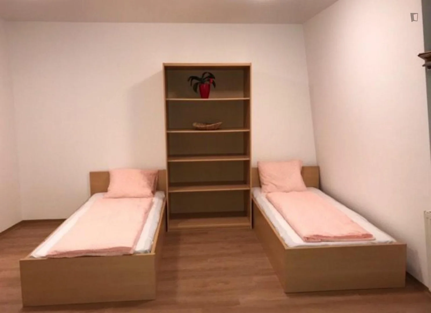 Functional student room perfect for studying in 