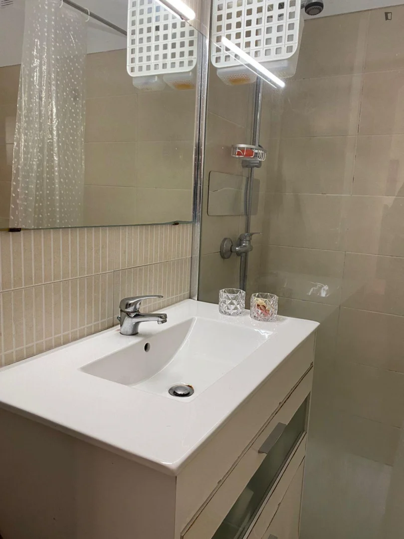 Habitación estudiantil económica cerca del campus en 