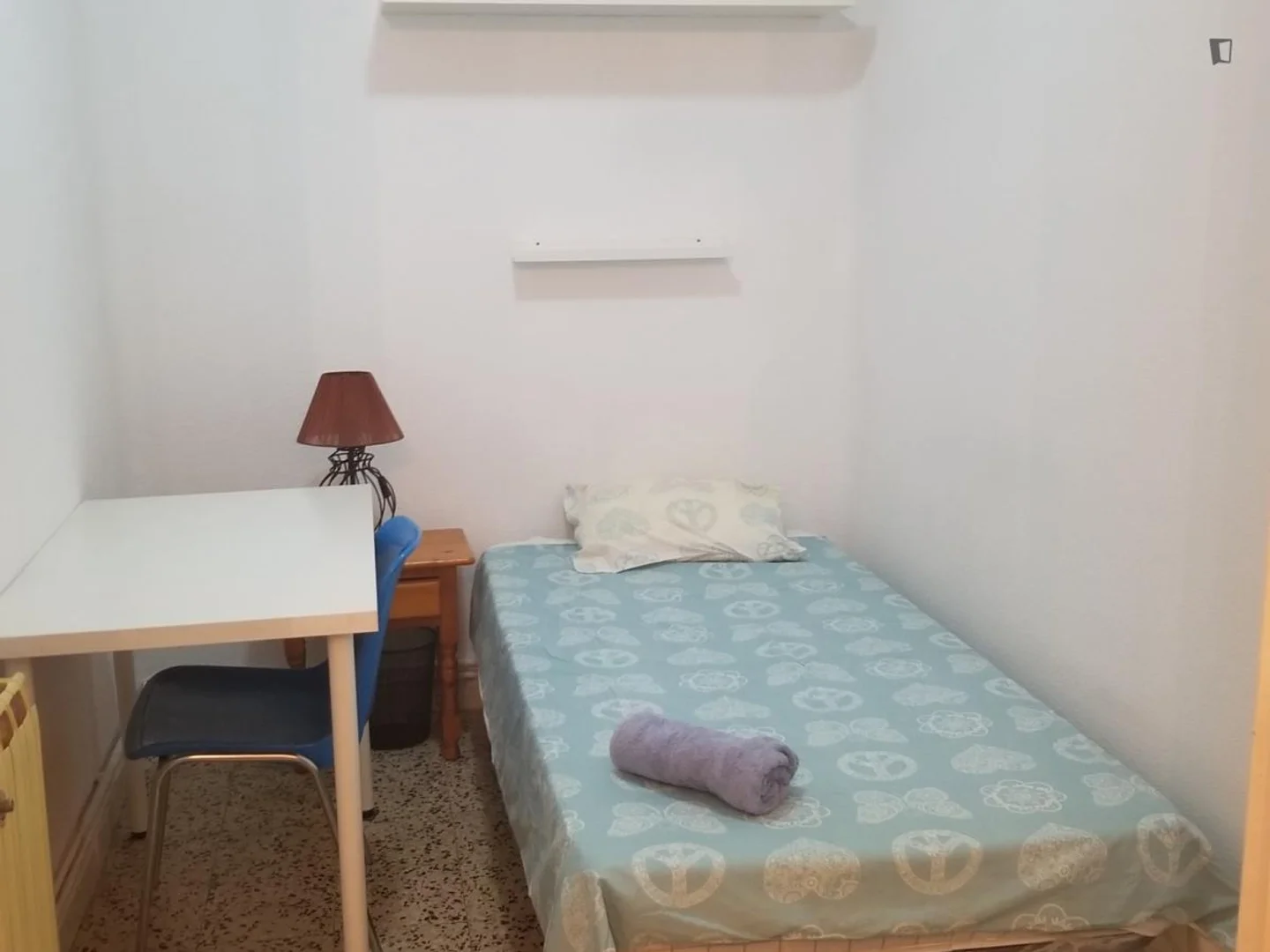 Habitación estudiantil luminosa y aireada con fácil acceso a la universidad en