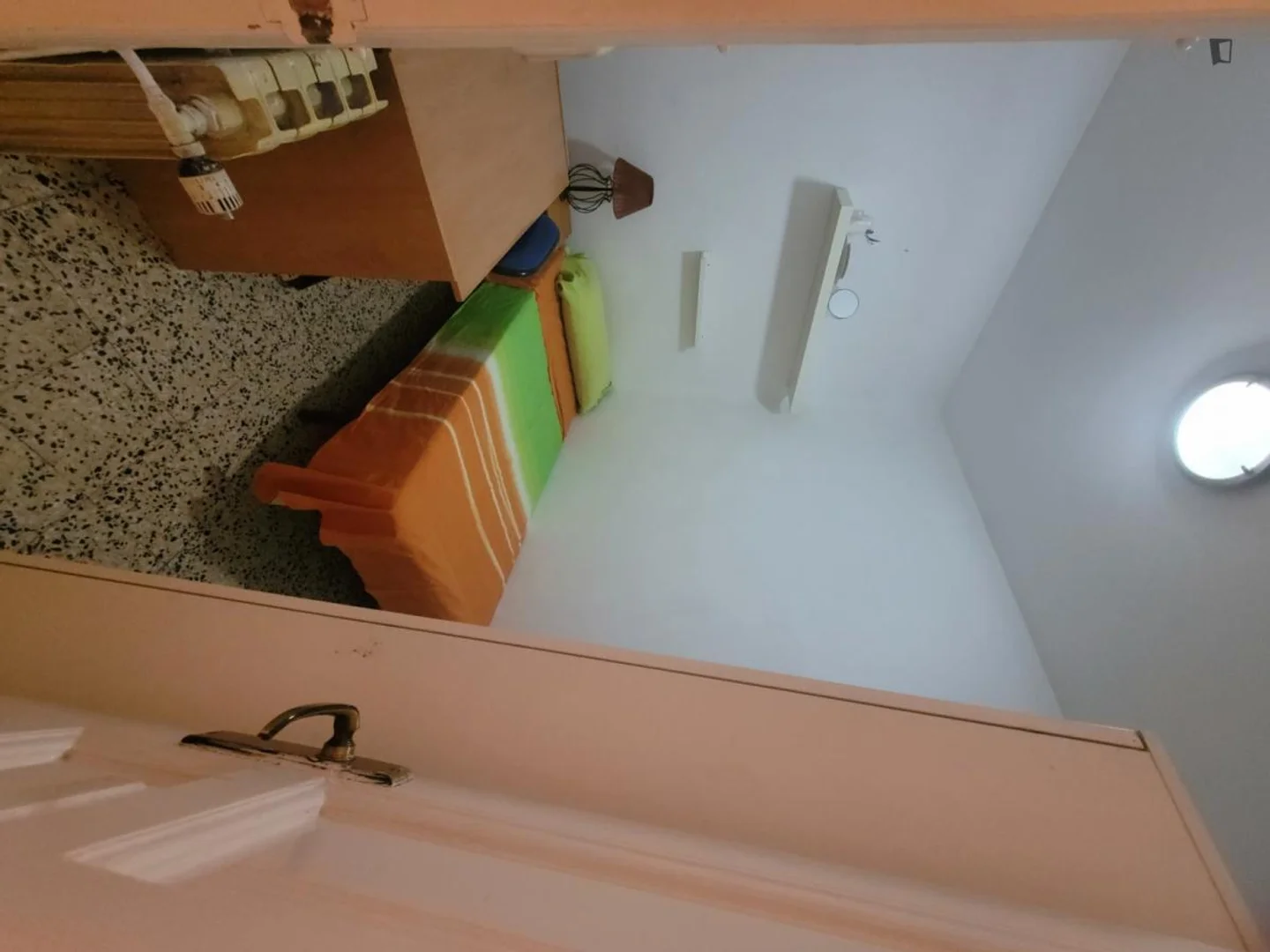 Habitación estudiantil económica cerca del campus en