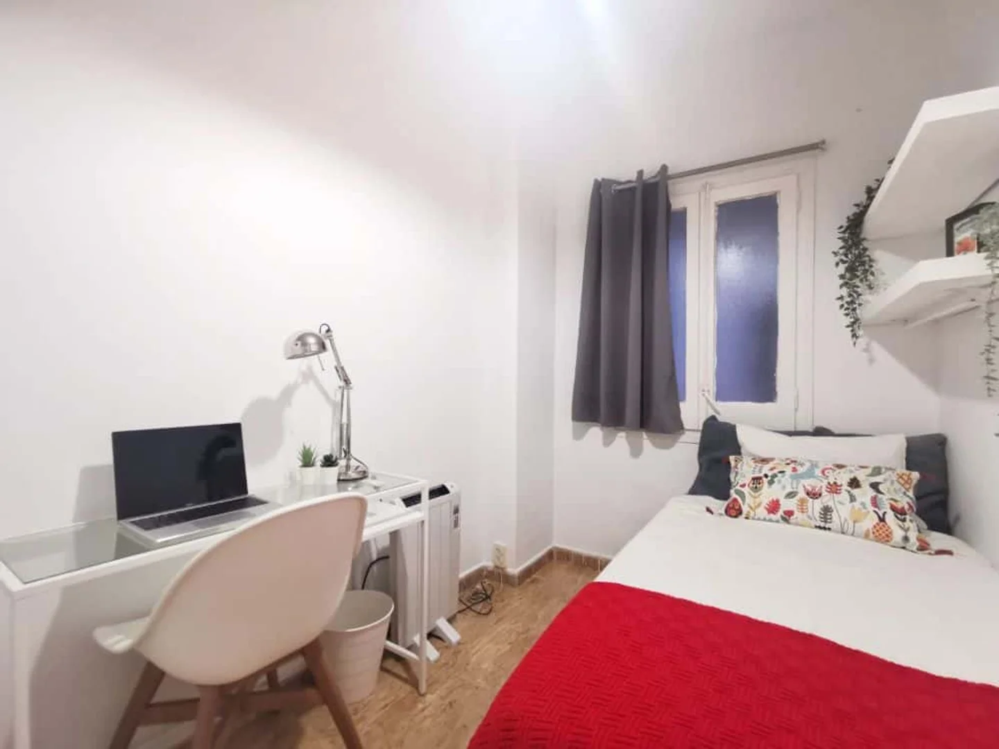 Studentenzimmer in  mit Arbeitsbereich und Gemeinschaftseinrichtungen