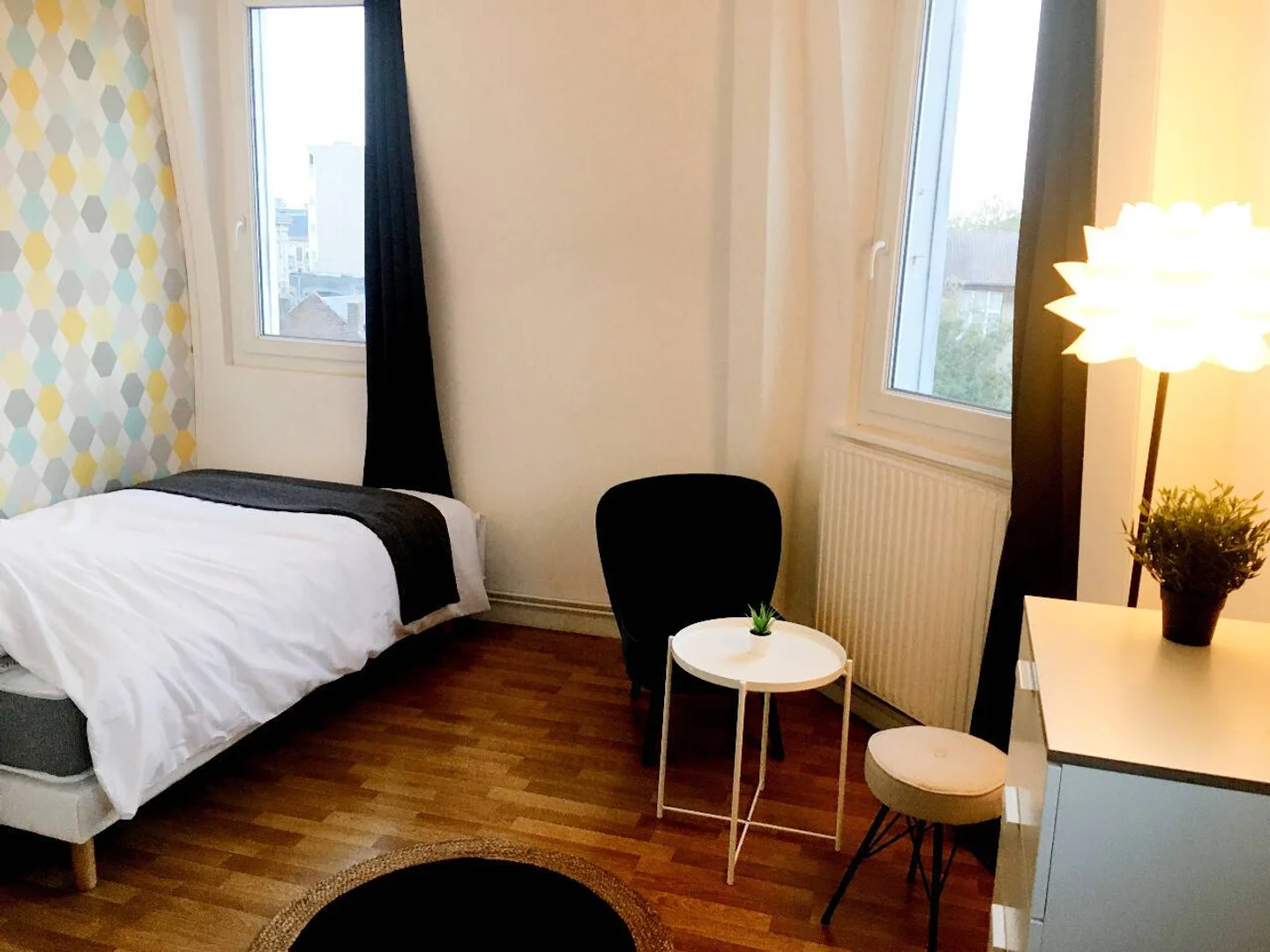 Quarto de estudante confortável e espaçoso em 