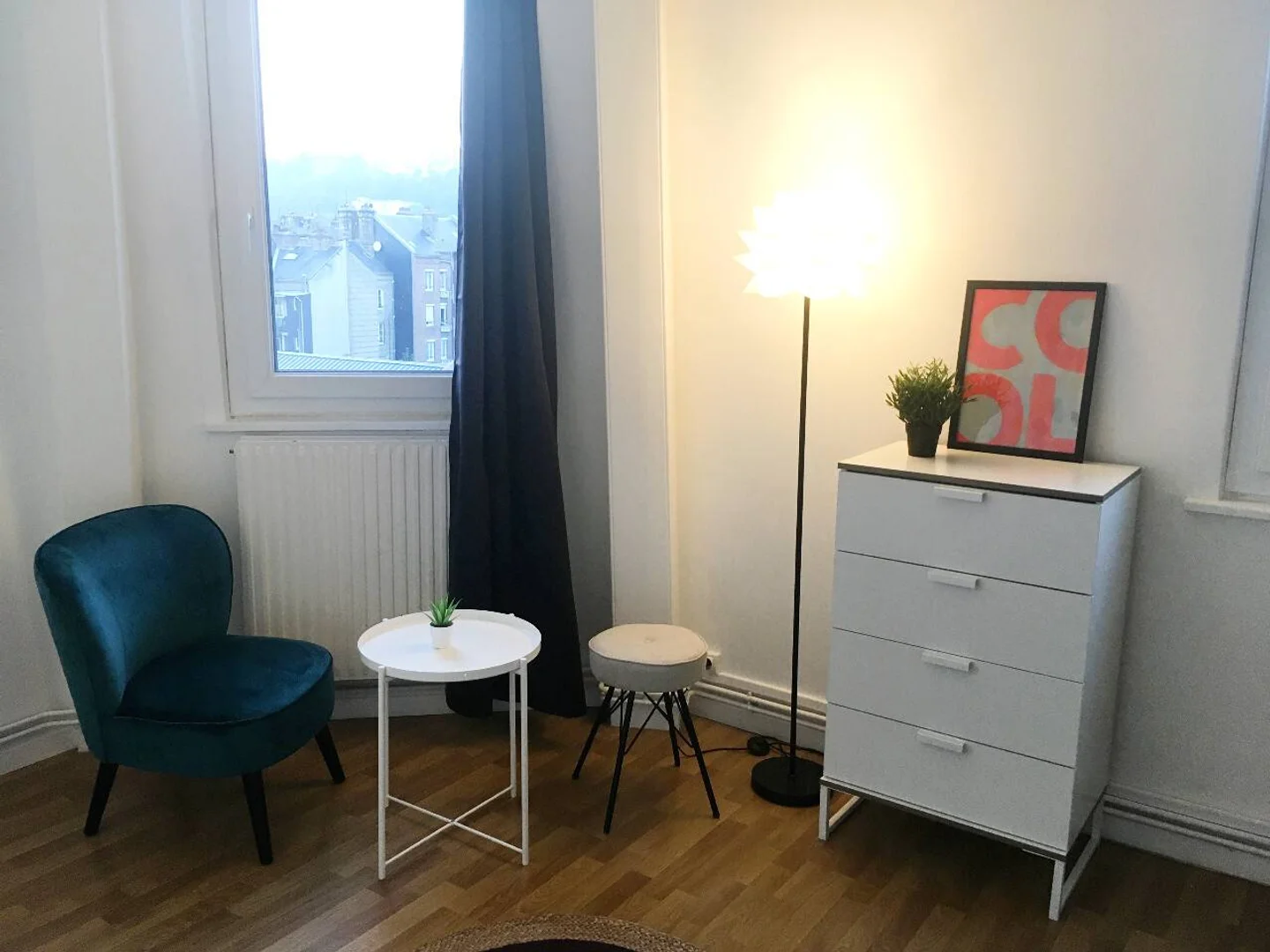 Quarto de estudante confortável e espaçoso em 