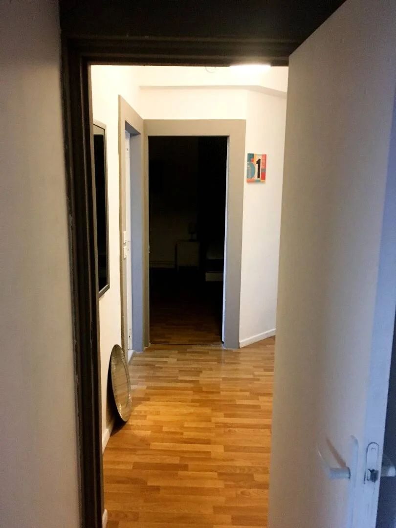 Quarto acessível para estudantes com iluminação ampla em 