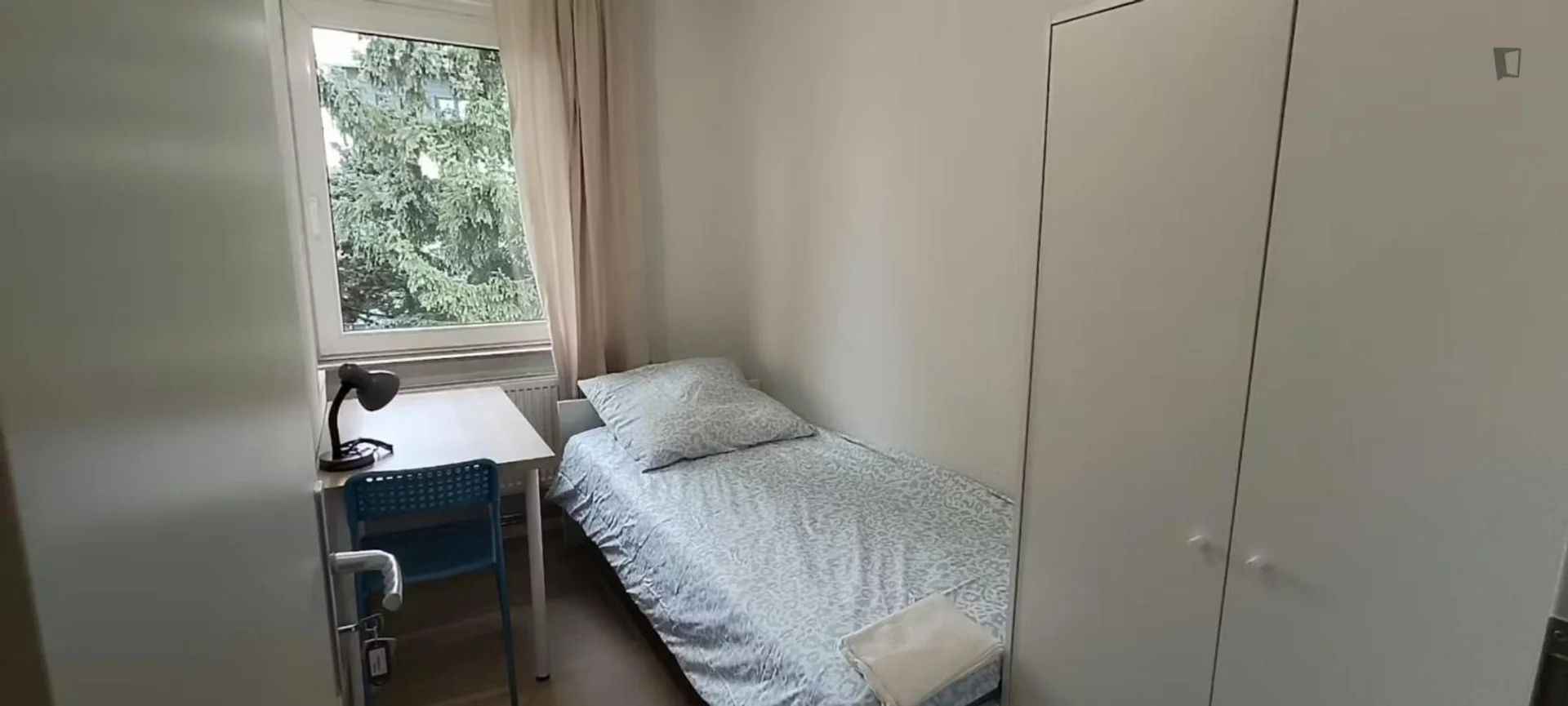  bölgesinde uygun konuma sahip ekonomik öğrenci odası