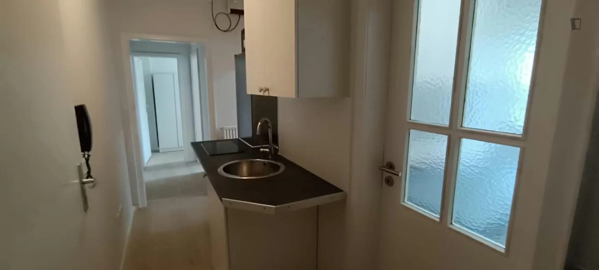 'de modern olanaklara sahip öğrenci dostu oda