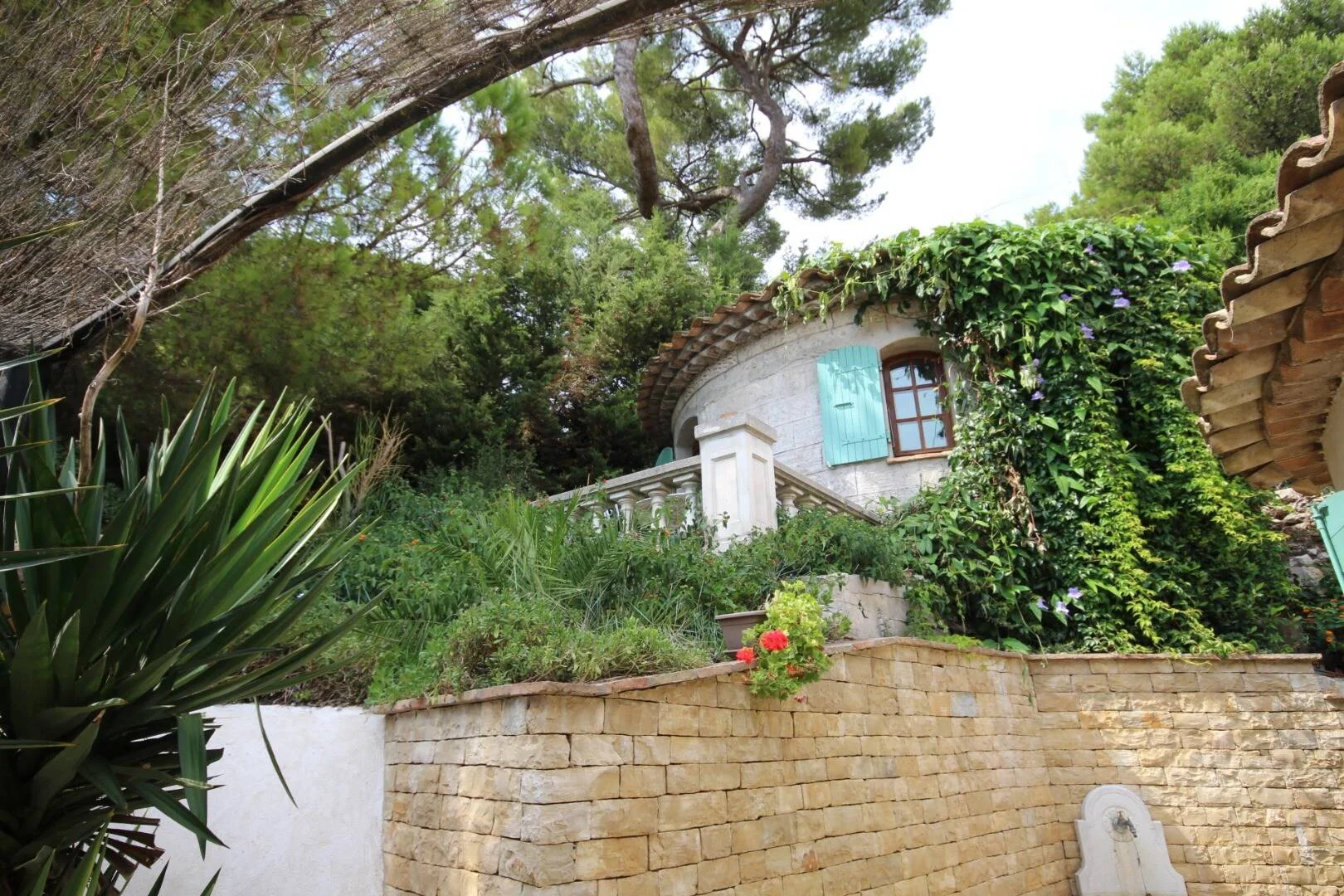 Habitación estudiantil luminosa y aireada con fácil acceso a la universidad en 