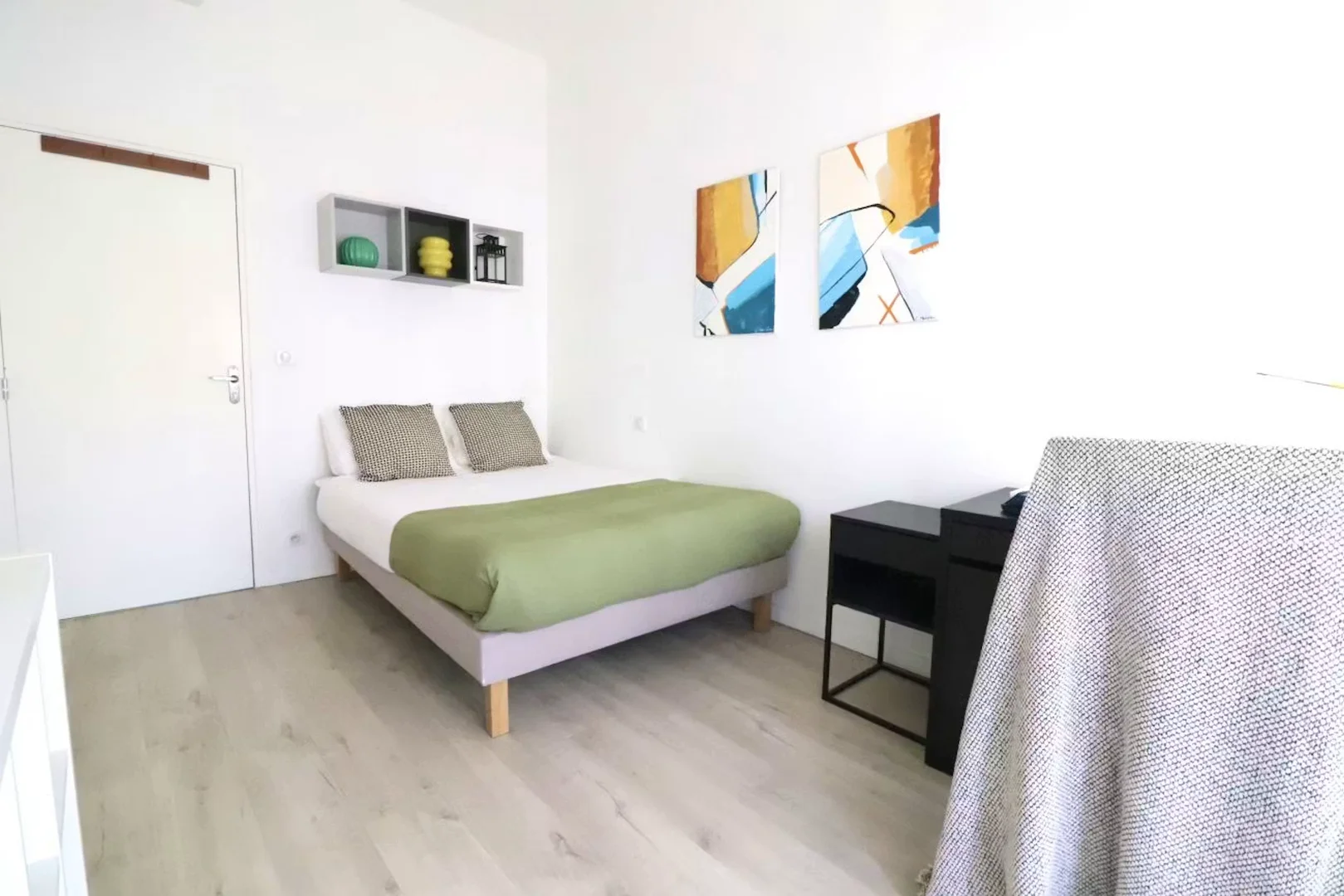 Bezahlbares Zimmer für Studenten mit ausreichender Beleuchtung in