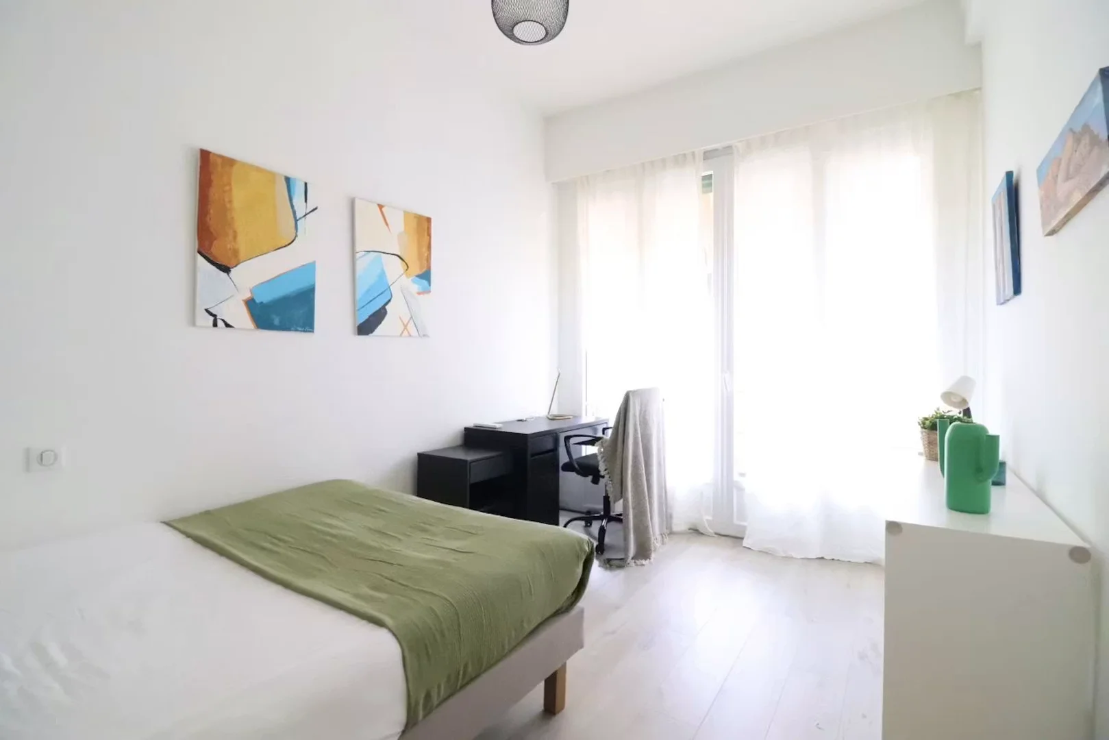 Bezahlbares Zimmer für Studenten mit ausreichender Beleuchtung in