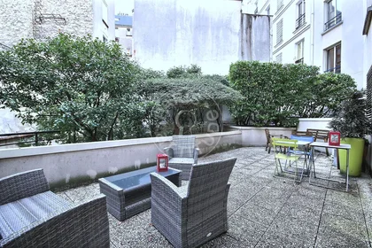 Entire apartment at Rue Houdon, image 15 of 19